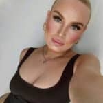 Blonde meid wil gelikt en hard geneukt worden