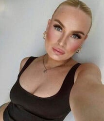 Blonde meid wil gelikt en hard geneukt worden