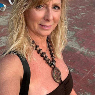 Gescheiden vrouw met strakke body zoekt geile seks