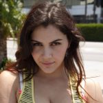 Open-minded babe wil haar seksuele grenzen verleggen