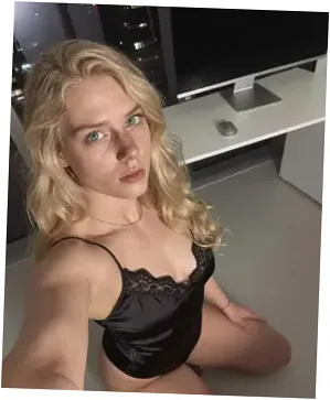 Geile meid zoekt grote paal om te zuigen